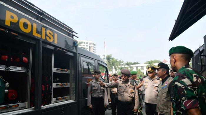 Kepala Pelaksana Badan Penanggulangan Bencana Daerah (BPBD) Provinsi Jawa Barat, Dani Ramdan, mengatakan Penjabat Gubernur Jabar Bey Machmudin sudah menerbitkan surat keputusan siaga bencana kepada pemerintah kota dan kabupaten di Jawa Barat.