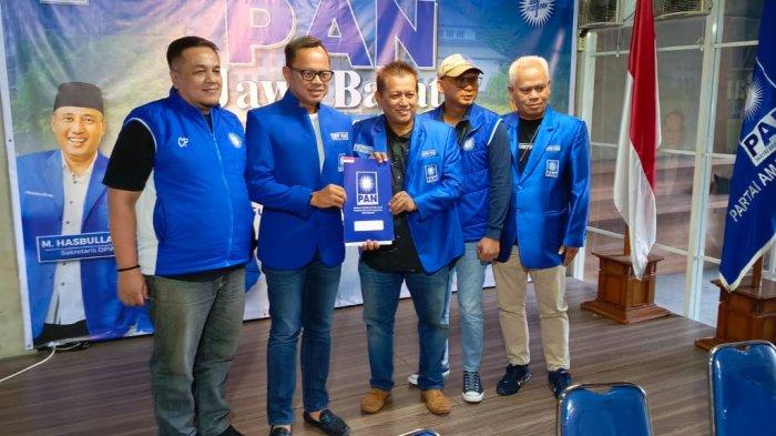 Bima Arya (kedua dari kiri) menyerahkan formulir pencalonan gubernur ke kantor DPW Jabar, Jalan Pelajar Pejuang, Kota Bandung, Kamis (16/5/2024).