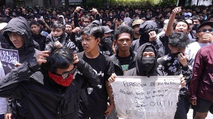 Bobotoh berunjuk rasa di Graha Persib, Jalan Sulanjana, Bandung, Sabtu (21/9/2024). Unjuk rasa terkait dugaan intimidasi yang diterima bobotoh setelah Persib kalah dari Port FC, Kamis (19/9/2024) malam.