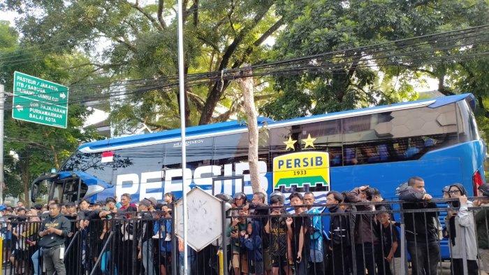 Keberangkatan tim Persib Bandung dilepas dan dikawal ribuan bobotoh di Graha Persib, Kota Bandung, Minggu (12/5/2024)