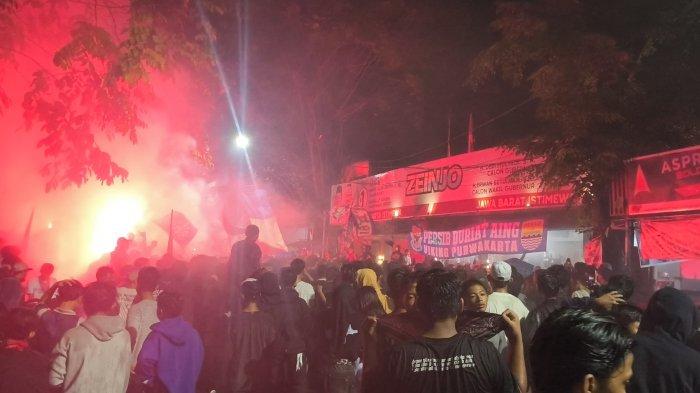 Bobotoh memadati Jalan Siliwangi, Purwakarta, saat nonton bareng pertandingan Persib Bandung vs Malut United, Jumat (2/5/2025) malam. Meski Persib kalah 0-1, euforia dan semangat juara tetap membara di antara para pendukung setia Maung Bandung.