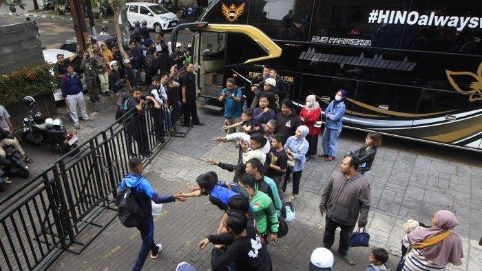Bobotoh menyambut pemain Persib Bandung saat akan menaiki bus di Graha Persib, Jalan Sulanjana, Bandung, Jumat (1/9/2023). Persib Bandung akan melakoni laga tandang lawan Persija Jakarta, Sabtu (2/9/2023).