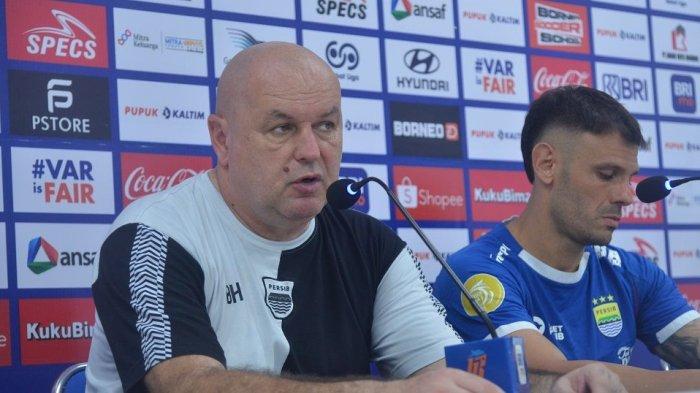 Pelatih PERSIB, Bojan Hodak memberikan keterangan pers setelah pertandingan melawan Borneo FC di Stadion Segiri Samarinda, Jumat, 11 April 2025.