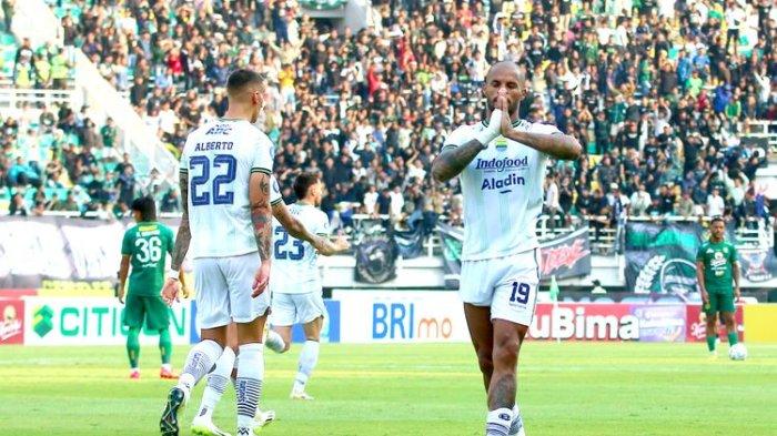 Bomber Persib Bandung David da Silva melakukan selebrasi minta maaf karena mencetak gol ke gawang mantan klubnya, Persebaya Surabaya, dalam pertandingan pekan ke-15 Liga 1 2023/2024 di Stadion Gelora Bung Tomo Surabaya, Sabtu (7/10/2023).
