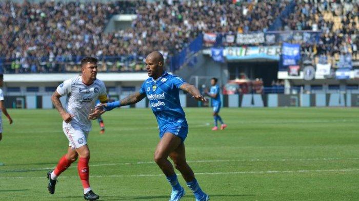 Bomber Persib Bandung, David da Silva, merayakan gol ke gawang Arema FC melalui titik penalti pada laga di Stadion GBLA, Rabu (8/11/2023).