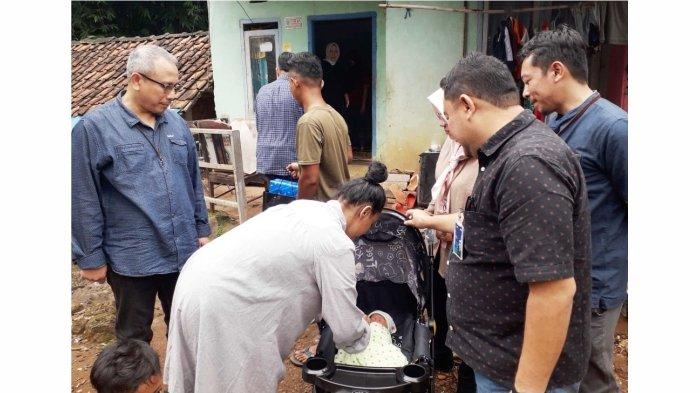 Branch Manager BRI Subang Laily Arif Yuniansyah bersama Regional Operation Head BRI RO Bandung Barkah Mulyatno memberikan tanda terima kasih kepada Ibu Dewi dan Suami serta Ibu Yuyun nasabah yang ikut membantu proses persalinan.*