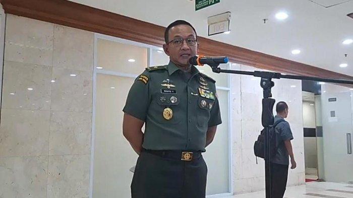 LEDAKAN BOM GARUT: Ledakan Amunisi Garut - Kepala Dinas Penerangan TNI Angkatan Darat (Kadispenad) Brigjen TNI Wahyu Yudhayana usai Rapat Kerja Panglima TNI Jenderal Agus Subiyanto didampingi KSAD Jenderal Maruli Simanjuntak, KSAL Laksamana TNI Muhammad Ali, dan KSAU Marsekal M Tonny Harjono bersama Komisi I DPR RI di Ruang Rapat Komisi I DPR RI Kompleks Parlemen Senayan Jakarta pada Senin (26/5/2025). Wahyu mengungkapkan fakta baru yang didapatkan tim investigasi TNI AD yakni adanya serpihan ponsel di sekitar lokasi ledakan. (Gita Irawan/Tribunnews.com)