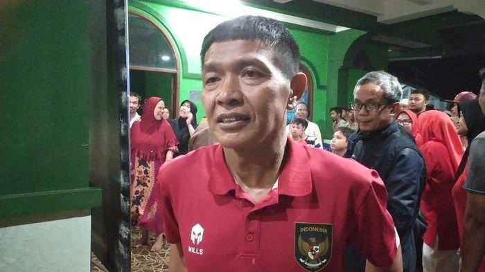 Budi Nugraha ayahanda dari Beckham Putra Nugraha yang turut mengantarkan timnas U-22 Indonesia meraih medali emas cabang olahraga sepak bola putra SEA Games 2023 seusai menggelar acara nonton bareng di kediamannya di Kelurahan Cisaranten Kidul, Kecamatan Gedebage, Kota Bandung, Selasa (16/5/2023) malam.