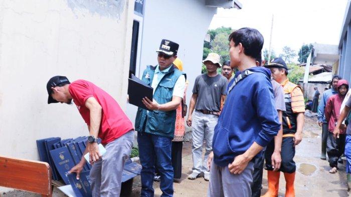 Bupati Bandung Dadang Supriatna bergerak cepat merespon bencana akibat hujan deras di wilayahnya dengan meninjau langsung lokasi bencana dan warga terdampak banjir dan longsor yang terjadi Jumat (1/12/2023) sore.