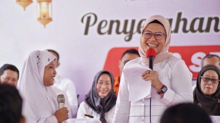 Bupati Nina Salurkan Ribuan Pasang Sepatu Untuk Anak Sekolah-1
