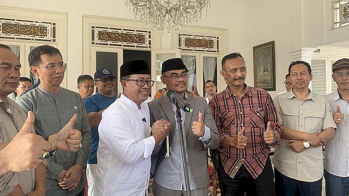 Bupati Cianjur Herman Suherman, Sekda Pemkab Cianjur dan sejumlah Kepala OPD saat menggelar jumpa pers di Pendopo Cianjur, Jumat (3/5/2024)