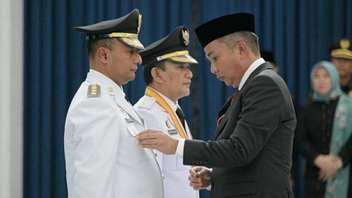 Penjabat Gubernur Jawa Barat, Bey Machmudin, melantik Penjabat Bupati Subang, Imran, dan Penjabat Bupati Majalengka, Dedi Supandi, di Aula Barat Gedung Sate, Kota Bandung, Selasa (19/12/2023).