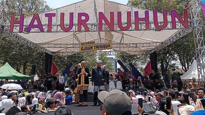 Wakil Bupati Sumedang, Erwan Setiawan bersama Bupati Sumedang, Dony Ahmad Munir satu panggung di Alun-alun Sumedang, Selasa (19/9/2023), untuk berpamitan kepada warga.