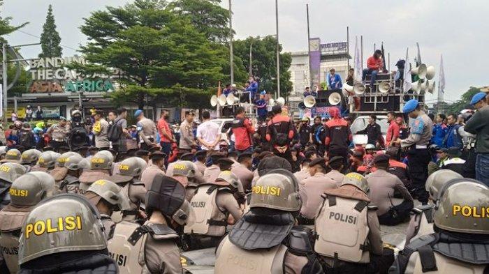 Buruh memblokade gerbang Tol Pasteur, Bandung, setelah kecewa dengan pengumuman UMK yang disampaikan Pj. Gubernur Jawa Barat, Bey Machmudin, Kamis (30/11/2023).