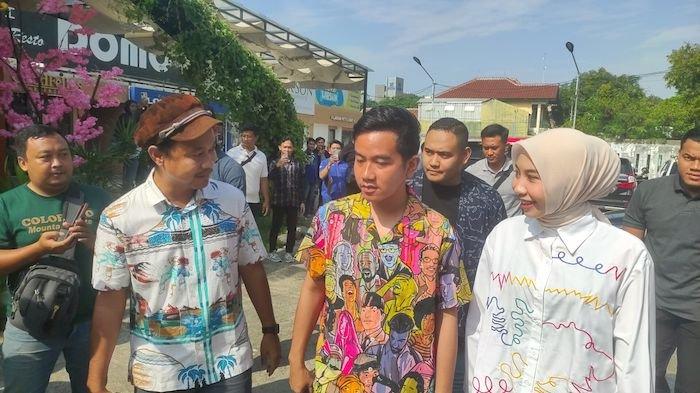 Calon Wakil Presiden (Cawapres) nomor urut 2, Gibran Rakabuming Raka menyapa warga Kota Cirebon, Jawa Barat, dalam kunjungannya, pada Selasa (30/1/2024).