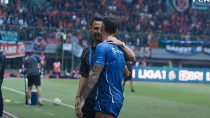 PELUKAN PELATIH PERSIJA - Momen hangat antara pelatih Persija Jakarta, Carlos Pena dan gelandang Persib Bandung Tyronne del Pino berpelukan setelah sesi pemanasan sebelum laga dimulai di Stadion Patriot Candrabhaga, Bekasi, Minggu (16/2/2025).