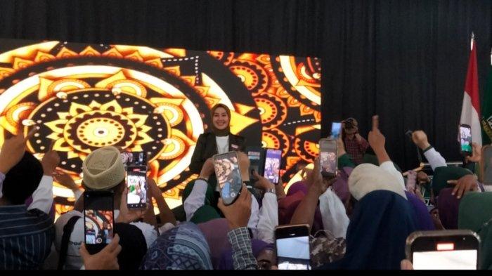 Calon Wakil Gubernur Jawa Barat Gitalis Dwi Natarina atau biasa disapa Gita KDI saat diminta untuk menyanyi di acara PKB di Kuningan, Jawa Barat, Minggu (20/10/2024).