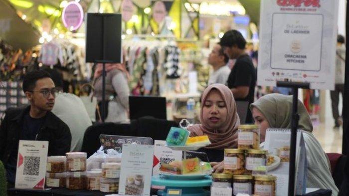 Pelaku usaha muda yang ikut pameran lewat program Camp Entrepreneur (Cempor) Dispora Kota Bandung di Festival Citylink, Bandung, Minggu (19/11/2023).
