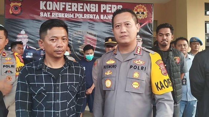 Chepy Dwiki yang bertugas unit Samapta Polsek Cimaung, bersama Kapolresta Bandung, Kombes Pol Kusworo Wibowo, di Mapolresta Bandung, Jumat (22/12/2023).