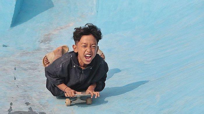 Seorang anak bermain skateboard di Ciko Arena 5, Kelurahaan Maleer, Kecamatan Batununggal, Kota Bandung, Selasa (25/7/2023)