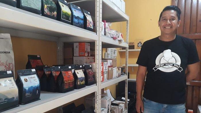 Muchtar Koswara menunjukkan kopi roasting dalam kemasan yang siap dijual di toko Cikopi Mang Eko, Jalan Golf Dalam Blok G, No 2, Arcamanik, Kota Bandung, Jawa Barat, Senin (4/3/2024).