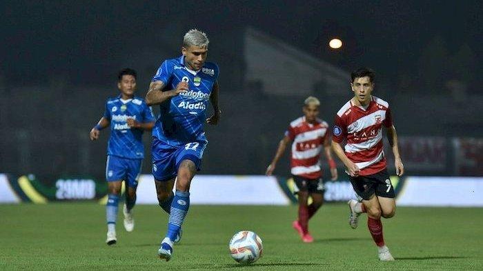 Pemain Persib Ciro Alves saat berlaga melawan Madura United di Stadion Gelora Bangkala, Rabu (1/11/2023). Persib menang 1-0.