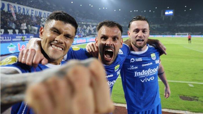 Ciro Alves, Tyronne del Pino dan Marc Klok merayakan gol ke gawang PSS Sleman pada pertandingan pekan ke-30 Liga 1 2024/25 di Stadion Gelora Bandung Lautan Api, Sabtu, 26 April 2025.