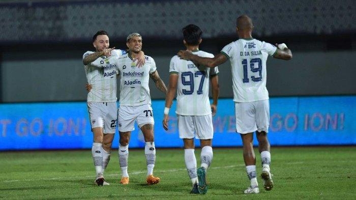 Ciro Alves dan Marc Klok merayakan gol pada laga Dewa United vs Persib Bandung berlangsung di Stadion Indomilk Arena, Tengerang, Minggu (26/11/2023). Pertanding berkahir 5-1.