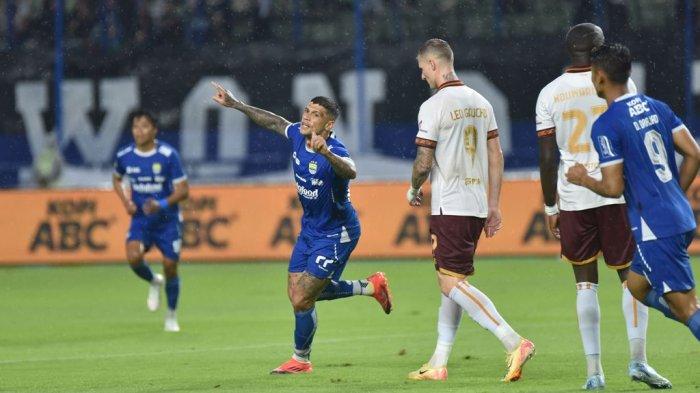 Penyerang PERSIB, Ciro Alves merayakan gol ke gawang Borneo FC pada pertandingan pekan ke-11 Liga 1 2024/2025 di Stadion Gelora Bandung Lautan Api, Jumat, 22 November 2024.