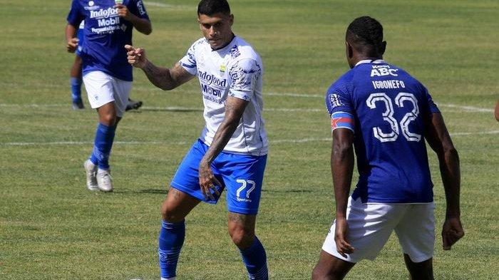 KONTROL BOLA : Pemain Persib Bandung Ciro Alves se Silva (kiri) berusaha mengontrol bola dari kawalan Victor Igbonefo saat gim internal di Stadion Sidolig, Bandung, Sabtu (28/5). Gim internal ini untuk melihat sekaligus evaluasi pemain sebelum liga bergulir.