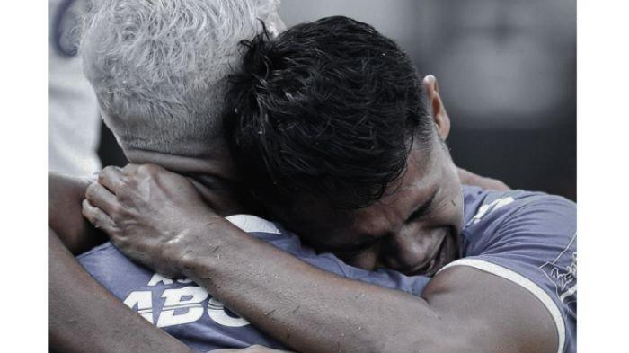 Momen Ciro Alves peluk Dimas Drajad saat Persib Bandung melawan Persija Jakarta, Senin (23/9/2024)