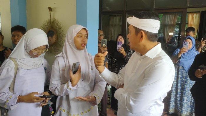 DEDI SIDAK - Siswi SMAN 7 Cirebon, Hanifah Kaliyah Ariij saat berbincang dengan Gubernur Jawa Barat terpilih, Dedi Mulyadi, Jumat 7 Februari 2025.