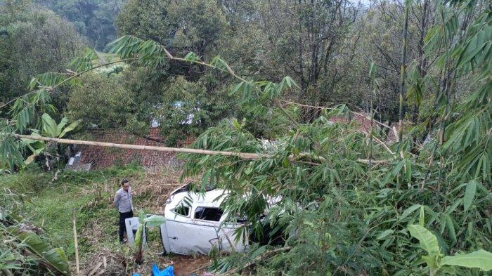 Kondisi mobil Daihatsu Grand Max yang alami kecelakaan tunggal dan masuk ke dalam jurang di Jalur Gentong, Sabtu (5/10/2024) subuh
