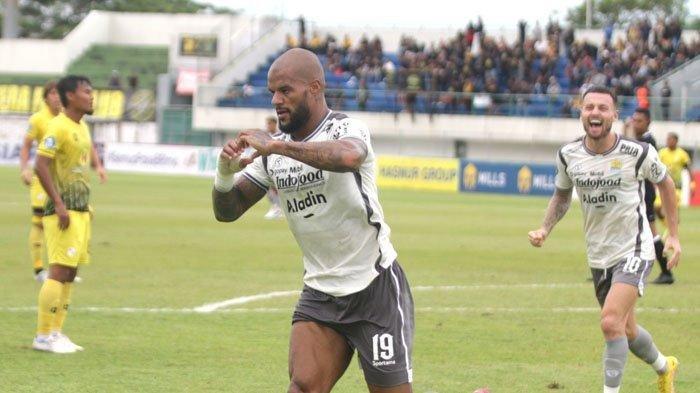 Selebrasi pemain Persib Bandung, David Da Silva (kiri) setelah mencetak gol ke gawang Barito Putera dalam lanjutan Liga 1 pekan 27 di Stadion Demang Lehman, Senin (27/2/2023) sore. Persib Bandung unggul 0-1 di babak pertama. (BanjarmasinPost/Aya Sugianto)