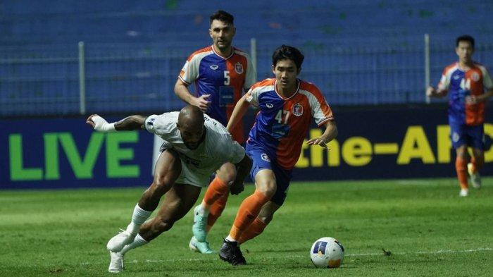 Striker Persib Bandung David da Silva nyaris tersungkur saat berlaga melawan Port FC di ACL 2 di Stadion Pathum Thani, Thailand, Kamis (28/11/2024). Pertandingan berkahir 2-2.