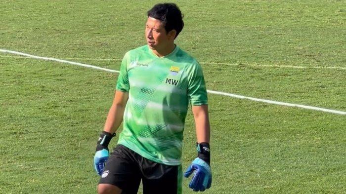 Debut I Made Wirawan sebagai asisten pelatih kiper Persib dalam agenda latihan tim Persib di UII, Yogyakarta, Minggu (18/6/2023).