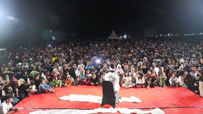 Dedi Mulyadi (KDM) saat kegiatan Safari Cinta berkeliling Jawa Barat di Desa Cimanggu, Kecamatan Pelabuhanratu, Kabupaten Sukabumi, Jumat (9/2/2024) malam.