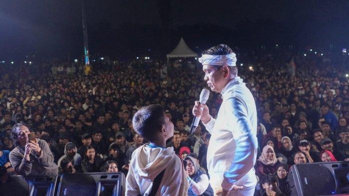 Dedi Mulyadi dengan bocah penjual cilok
