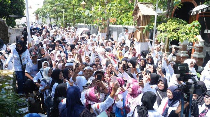 Dedi Mulyadi dan fans-nya di Lembur Pakuan