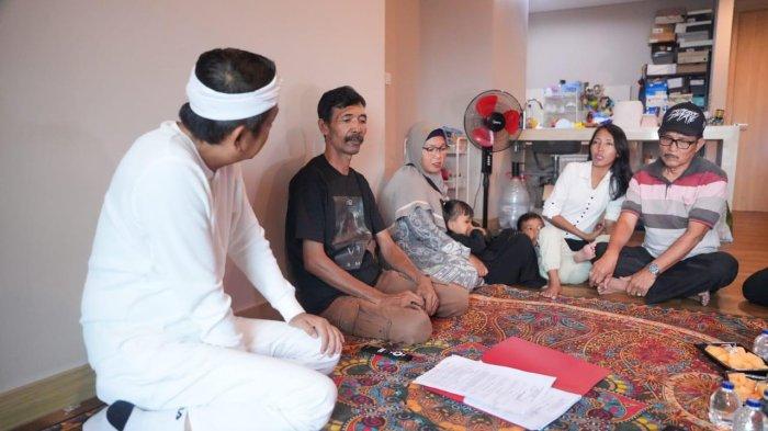 Dedi Mulyadi saat bertemu dengan keluarga Vina di Jakarta.