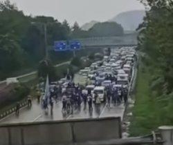 Sejumlah buruh yang akan melakukan unjuk rasa di Gedung Sate sempat melakukan aksi blokade ruas Jalan Tol Pasteur dari arah Baros, Kota Cimahi menuju arah Pasteur, Kota Bandung, Selasa (28/11/2023).