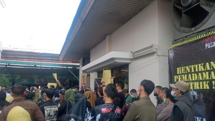Sejumlah pedagang Pasar Baru Trade Center Bandung menyuarakan aspirasinya kepada pihak pengelola dalam hal ini PT DAM Sawarga Maniloka Jaya (DSMJ) untuk menindaklanjuti tuntutan-tuntutan para pedagang Pasar Baru, Selasa (26/3/2024).