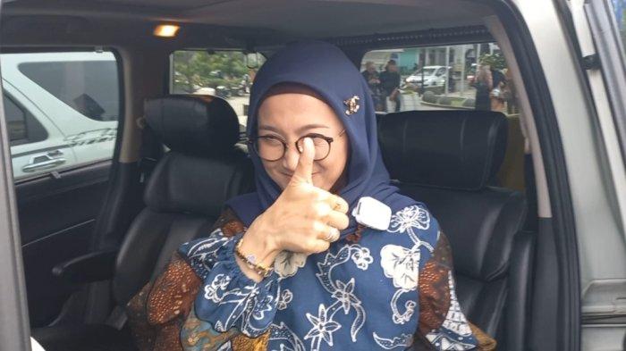 Desy Ratnasari mengangkat jempol saat dikonfirmasi awak media terkait isu pencalonannya sebagai Gubernur Jabar.