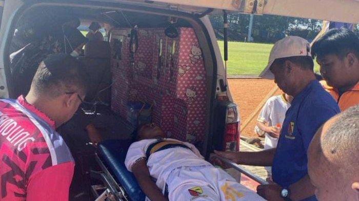 Difka Hardila Diana Putra, pemain sepakbola U-14 asal Kabupaten Bandung dilarikan ke RS AMC oleh tim medis dari Stadion Jati Universitas Padjadjaran (Unpad) Jatinangor, Sumedang, Rabu (26/6/2024).