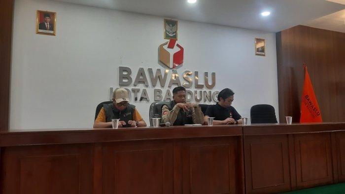 Ketua Bawaslu Kota Bandung, Dimas Aryana Iskandar (tengah)