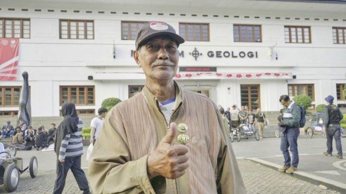 Dino Nobel, salah seorang peserta Kereta Peti Sabun Tahun 1981 di Jalan Sukajadi, Kota Bandung saat ditemui di Jalan Diponegoro, Sabtu (26/8/2023). Ketika itu, ia tampil bersama anaknya dan meraih juara umum.