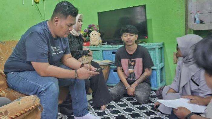 KORBAN TPPO - Disnakertrans Kota Sukabumi mengunjungi rumah keluarga Bagas di Cisaul, Sukabumi, Selasa (1/7/2025). Bagas menjadi korban tindak pidana perdagangan orang (TPPO) di Kamboja.