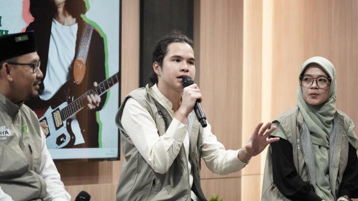 MULIAKAN YATIM - Dompet Dhuafa bersama musisi muda Dul Jaelani melalui kolaborasi beragam kegiatan kebaikan. Mengusung tema “Berzakat Kerennya Gak Ada Obat!”, Dompet Dhuafa akan melakukan rangkaian kolaborasi melalui campaign “Muliakan Yatim” bersama Dul Jaelani.
