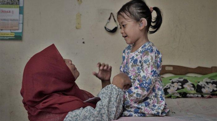 Melalui program Layanan Kesehatan Cuma-cuma (LKC), Dompet Dhuafa menyalurkan bantuan Alat Bantu Dengar kepada Azkadina.
