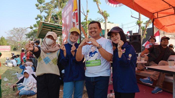 Dony Ahmad Munir berswafoto bersama para milenial di Jatiroke, Jatinangor, Sumedang.
